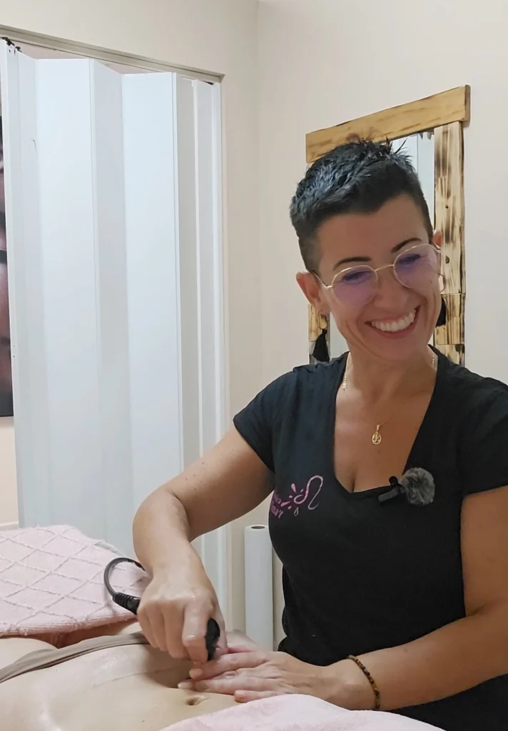 Rosa Pilar realizando un tratamiento reductor corporal profesional en su centro de estética en Esparreguera. Servicios de estética avanzada para clientas de Martorell y Abrera.
