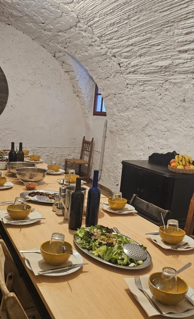 Mesa con alimentación saludable y vegetariana en la Fundació La Plana para el Retiro Mima't. Nutrición consciente para mujeres de Esparreguera y Olesa de Montserrat.