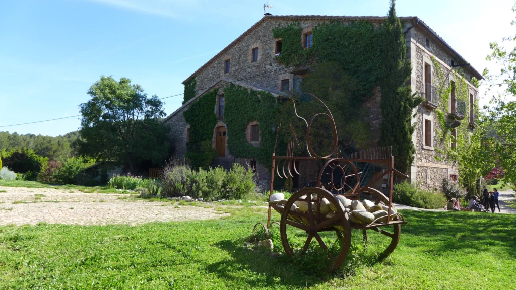 Fachada de la Fundació La Plana, sede del Retiro de Belleza Consciente de Estética Mima't. Escapada de bienestar para mujeres de Martorell y Abrera.