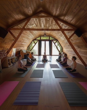 Rosa Pilar dirigiendo una clase de yoga en el interior del Silo de la Fundació La Plana. Retiro de bienestar para mujeres de Esparreguera y Sant Vicenç dels Horts.