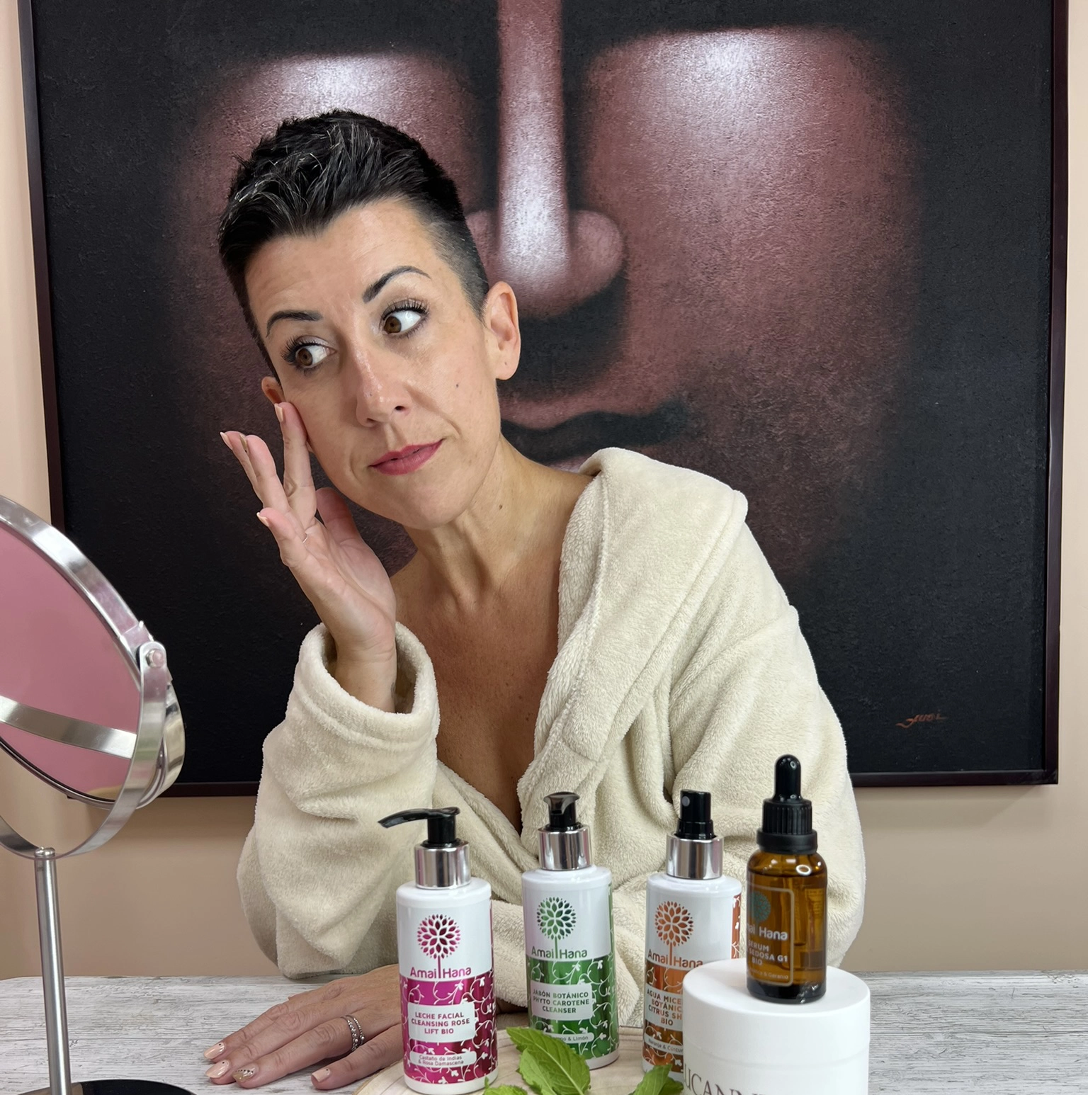 Rosa Pilar de Estética Mima't realizando un ritual de skin care y cuidado facial consciente. Tratamientos de belleza holística para mujeres de Sant Vicenç dels Horts, Collbató y El Bruc.