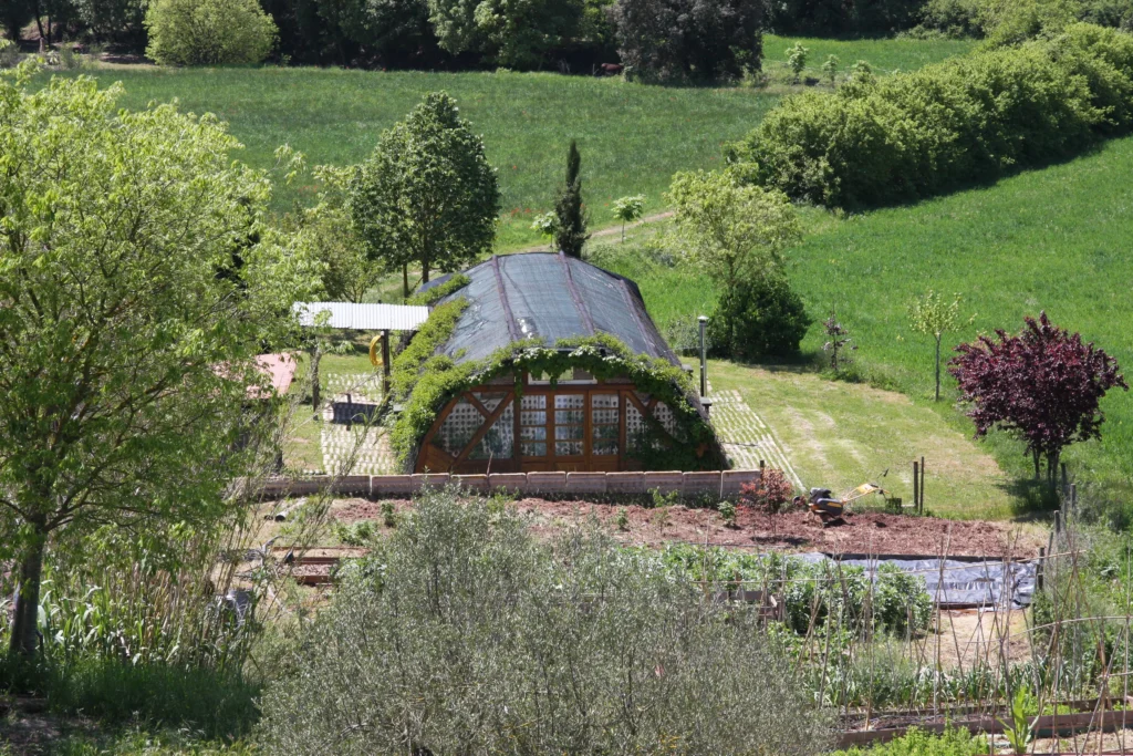 Vista exterior del Silo en la Fundació La Plana, espacio natural para el Retiro Belleza Consciente. Bienestar y calma para clientas de Collbató y El Bruc.